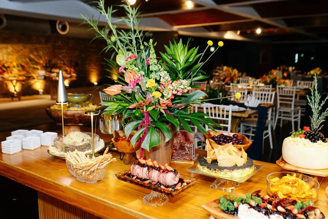 Buffet do Chef Eduardo Araujo montado em salão de evento corporativo