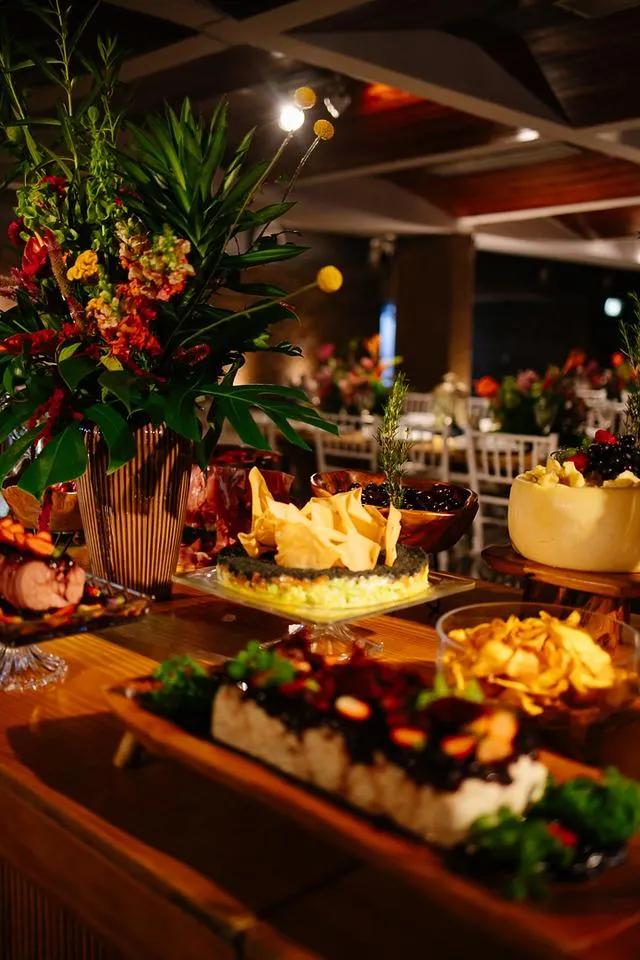 Buffet com arranjo tropical e iluminação noturna