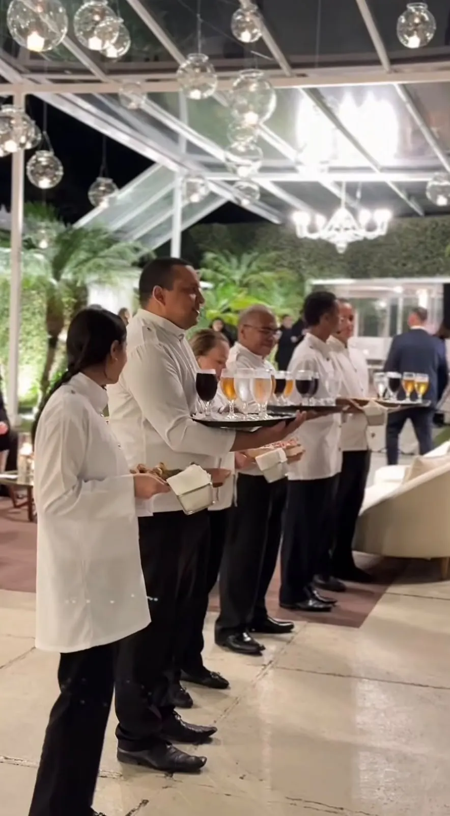 Equipe de garçons alinhada para o serviço