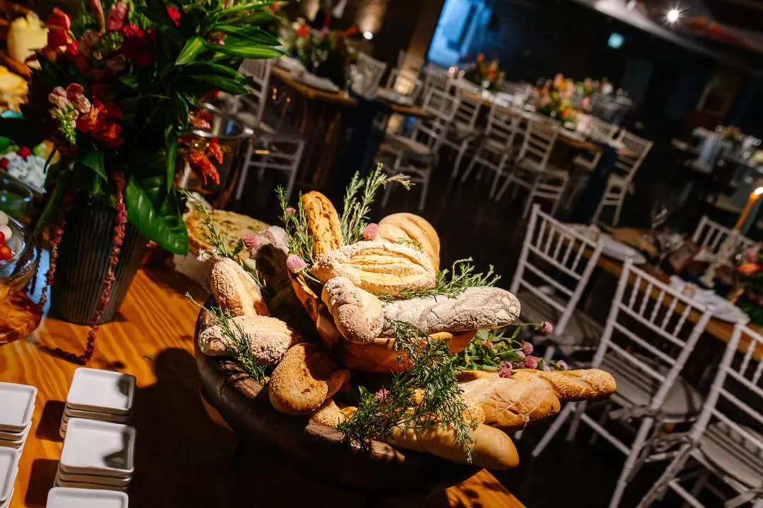 Estação de pães artesanais no salão