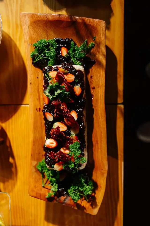Terrine com frutas vermelhas em tábua de madeira